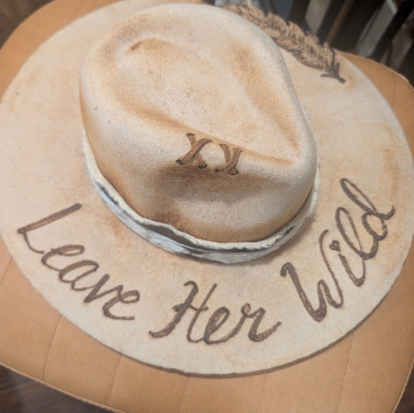 100% Wool Feather Burned Hat - Picture 2 of 3